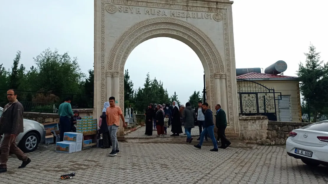 Siirt'te Vatandaşlar Arefe Günü Mezarlıklara Akın Etti!