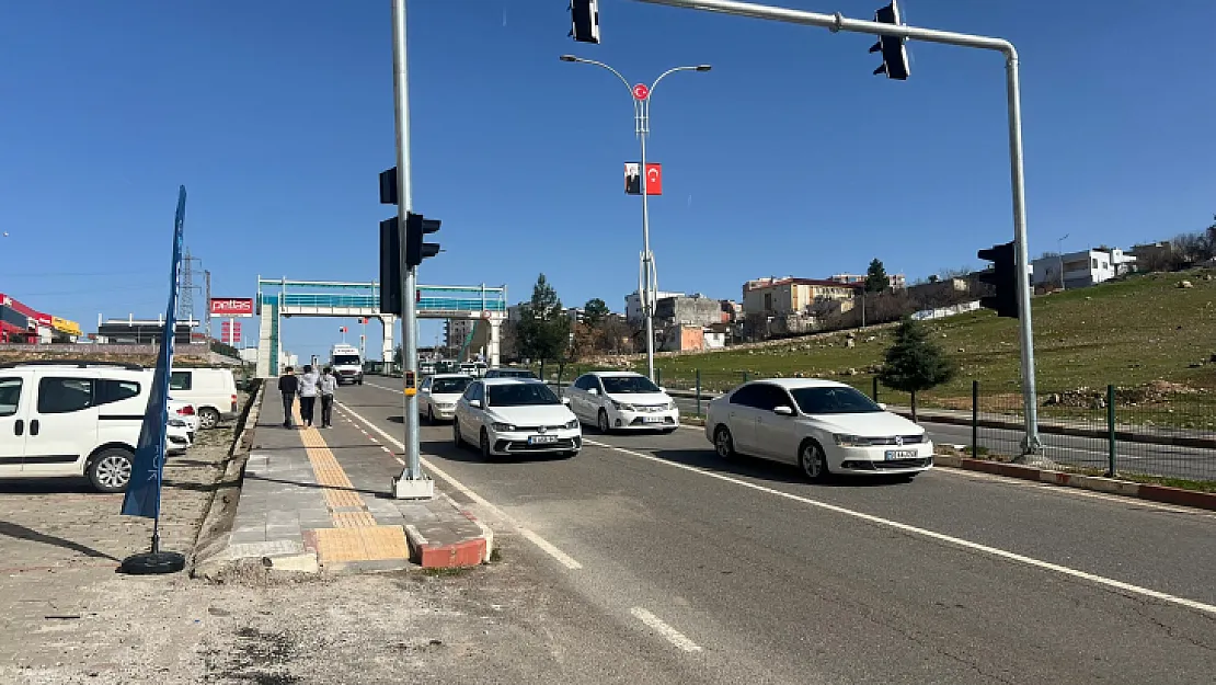 Siirt'te vatandaşlar talep etti! Yaya ve araç trafiği için sinyalizasyon kuruldu