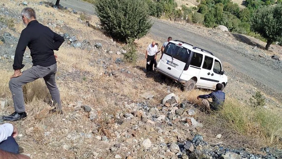 Siirt'te virajı alamayan araç şarampole girdi