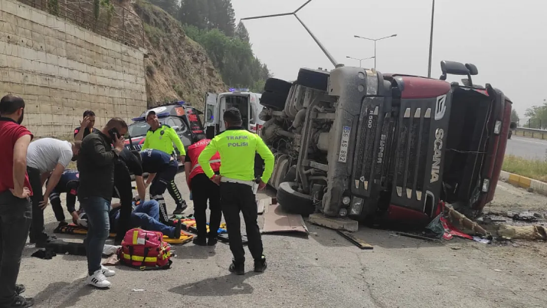 Siirt'te Virajı Alamayan Beton Mikseri Devrildi: Sürücü Aracın Altında Kaldı