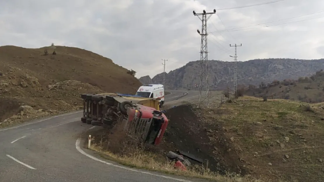 Siirt'te Virajı Alamayan Kamyon Devrildi! 1 Yaralı