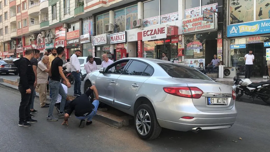 Siirt'te Virajı Alamayan Otomobil Refüje Çıktı