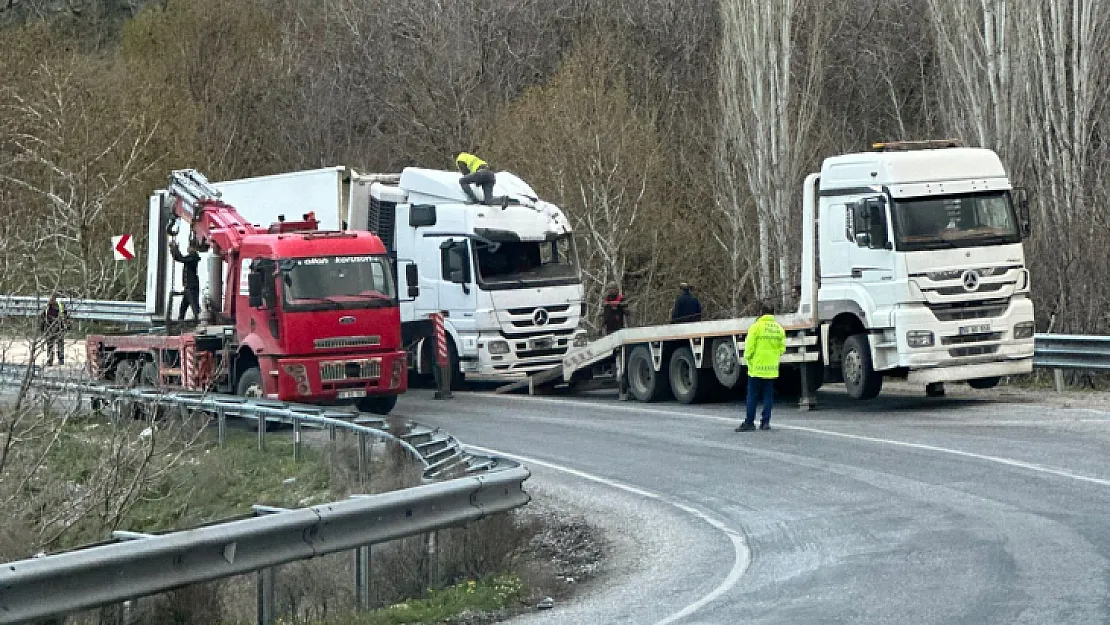 Siirt'te Virajı alamayan TIR Devrildi! 1 Yaralı