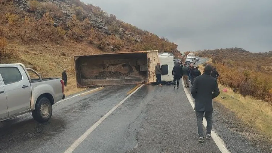 Siirt'te Virajı Alamayan Tır Devrildi, Sürücüsü Yaralandı