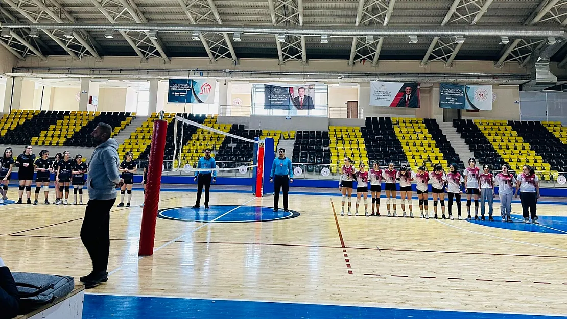 Siirt'te Voleybol Yıldızlar Bölge Müsabakaları Başladı