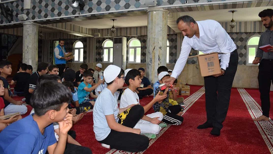Siirt'te Yaz Kurslarına Tatlı Bir Ara: Kur'an Kursu Öğrencilerine Dondurma İkramı