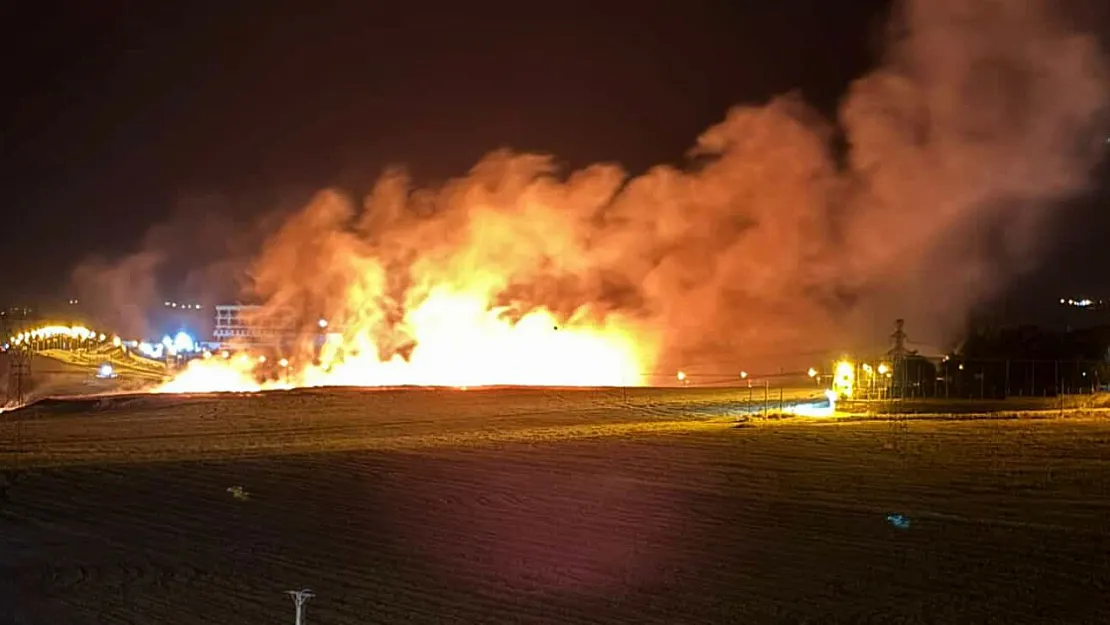 Siirt'te Yeni Yapılan Hastane Karşısında Çıkan Anız Yangını Korkuttu