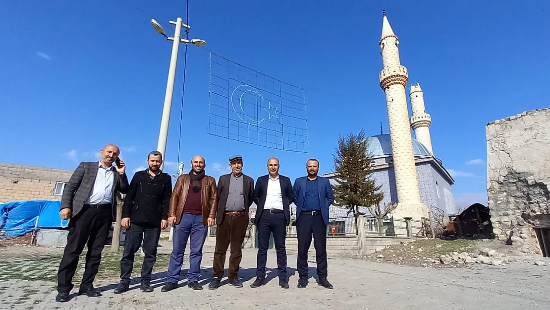 Siirt'te Yıldırımın Parçaladığı Minare Tehlike Saçıyor! Bir Yıldır Onarılmayı Bekliyor