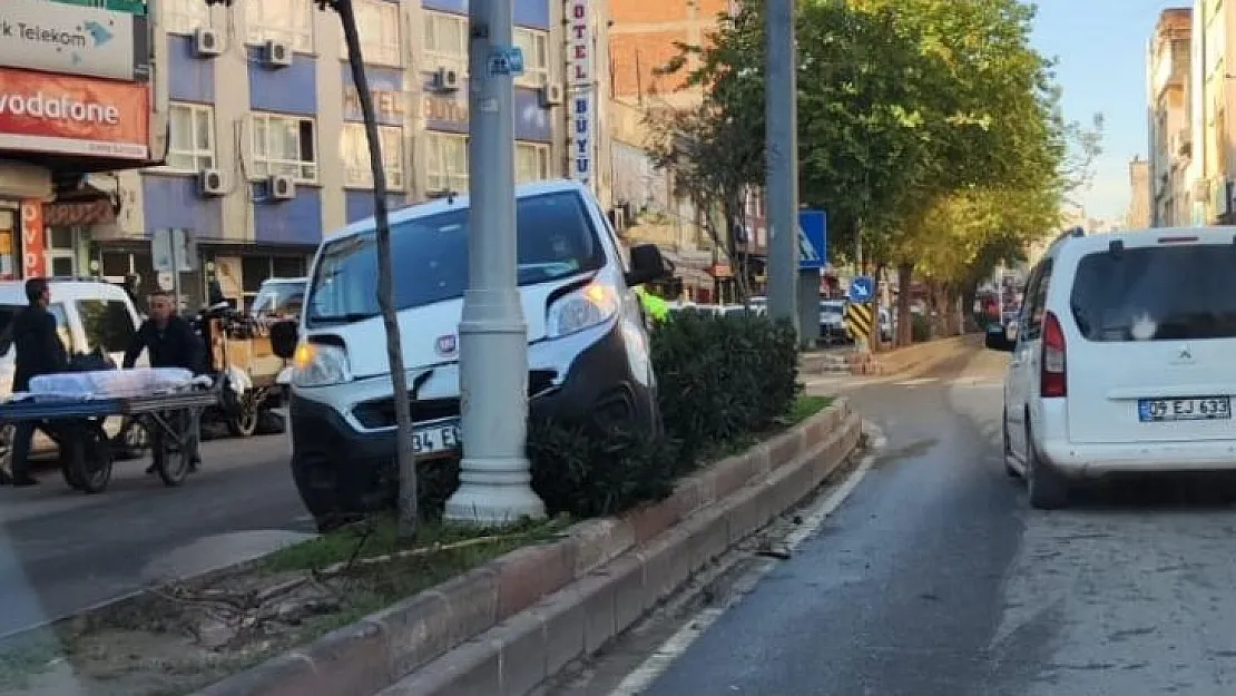 Siirt'te Yine Aynı Cadde Yine Kaza! Orta Refüje Çıkan Araç Direğe Çarparak Durabildi