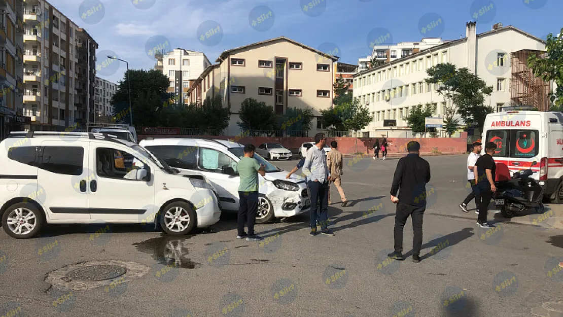 Siirt'te Yine O Bölge Yine Trafik Kazası! 2 Araç Kafa Kafaya Çarpıştı