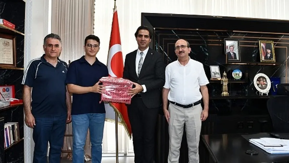 Siirt'te YKS Türkiye Birincileri İl Milli Eğitim Müdürü İlhan Saz'ı Ziyaret Etti