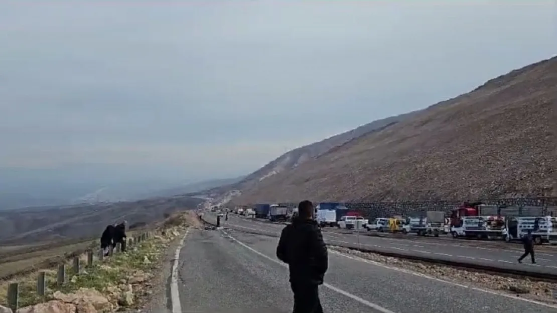 Siirt'te Yol Çalışması Nedeniyle Yüzlerce Araç Uzun Kuyruk Oluşturdu