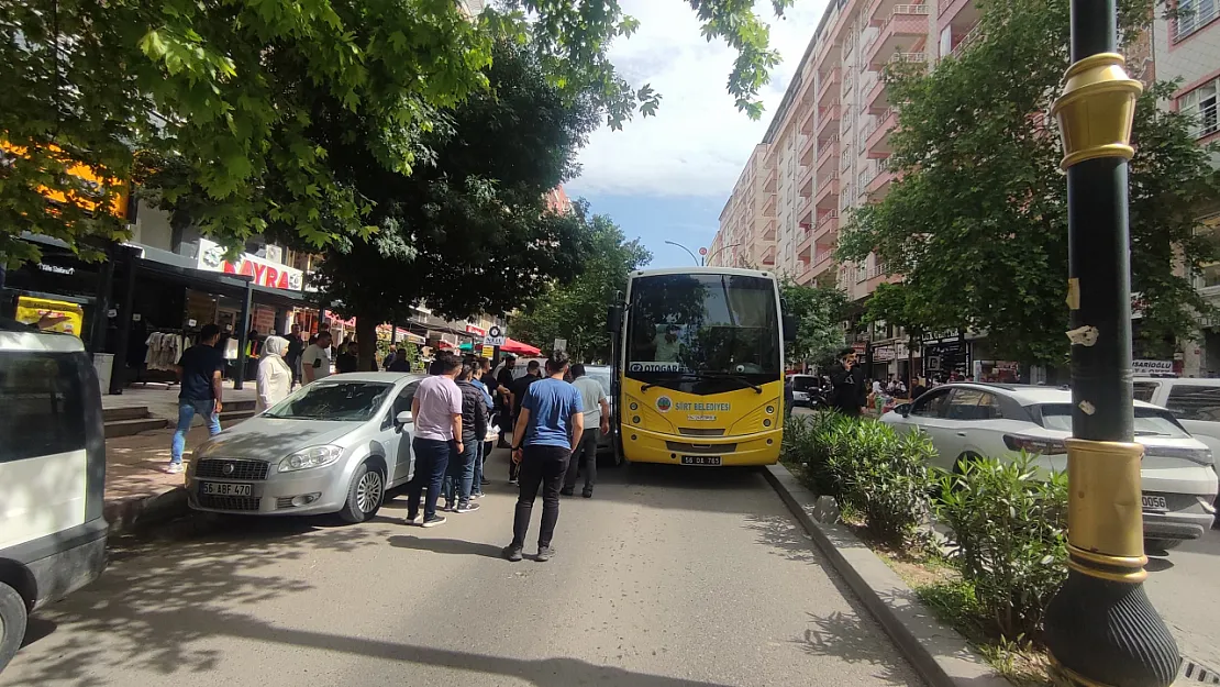 Siirt'te Yol Kenarı Park Eden Araç Trafiği Felç Etti