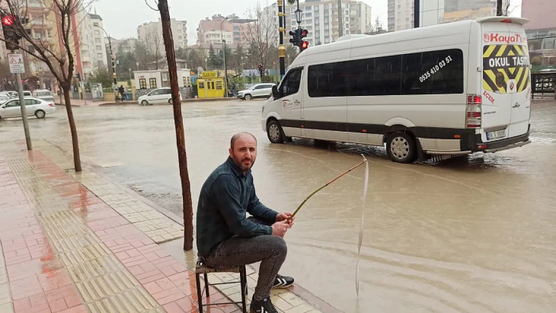 Siirt'te Yollara Tepki Gösteren Vatandaş, Caddede Balık Tutar Gibi Poz Verdi