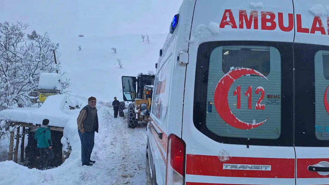 Siirt'te yolu kardan kapanan mezrada rahatsızlanan hamile kadın hastaneye ulaştırıldı