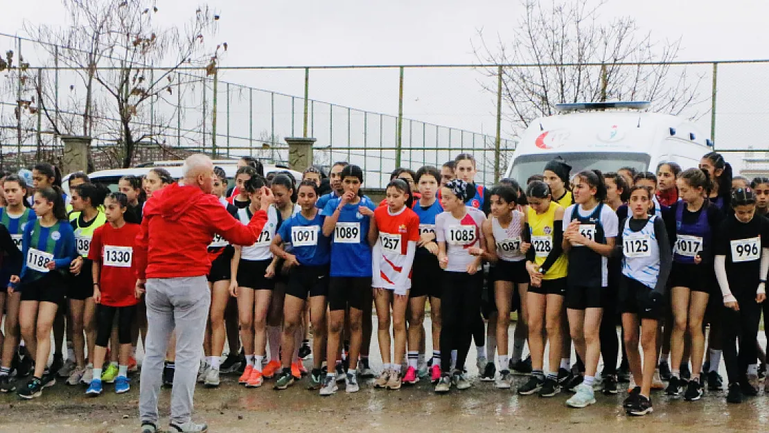 Siirt'te yüzlerce sporcunun katıldığı Bölgesel Atletizm Kros Ligi başladı