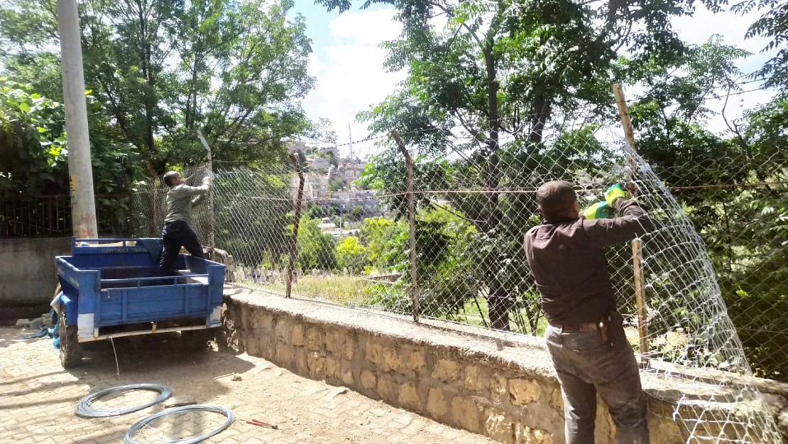Siirt'te Zevye Mezarlığı'nda Madde Bağımlılarının Zarar Verdiği Alan Onarıldı