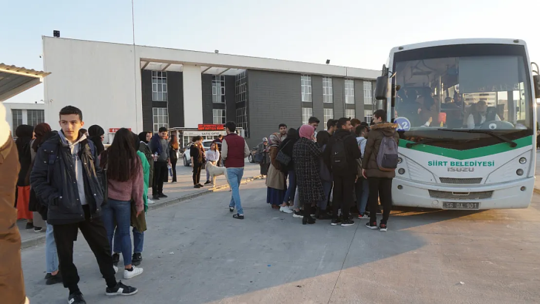 Siirt Üniversitesi'nde Ulaşım Sorunu! Öğrenciler: Üst Üste Biniyoruz, Seferler Artırılsın