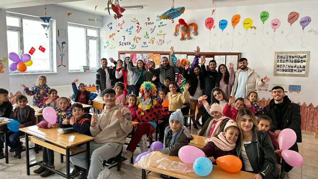 Siirt Üniversitesi Öğrencileri Köy Okulundaki Öğrencilere Unutulmaz Gün Yaşattı