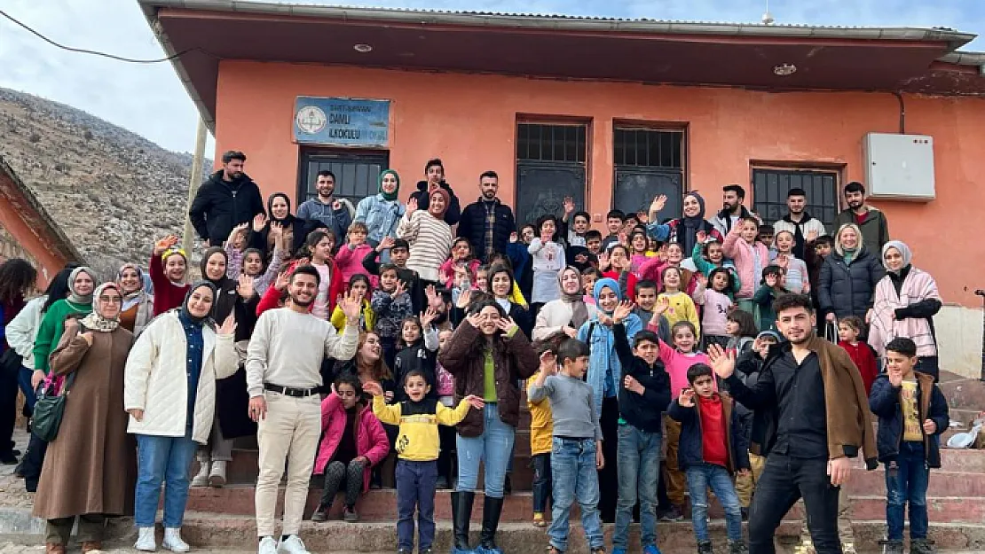 Siirt Üniversitesi Öğrencilerinden Köy Okulu Öğrencilerine Karne Hediyesi