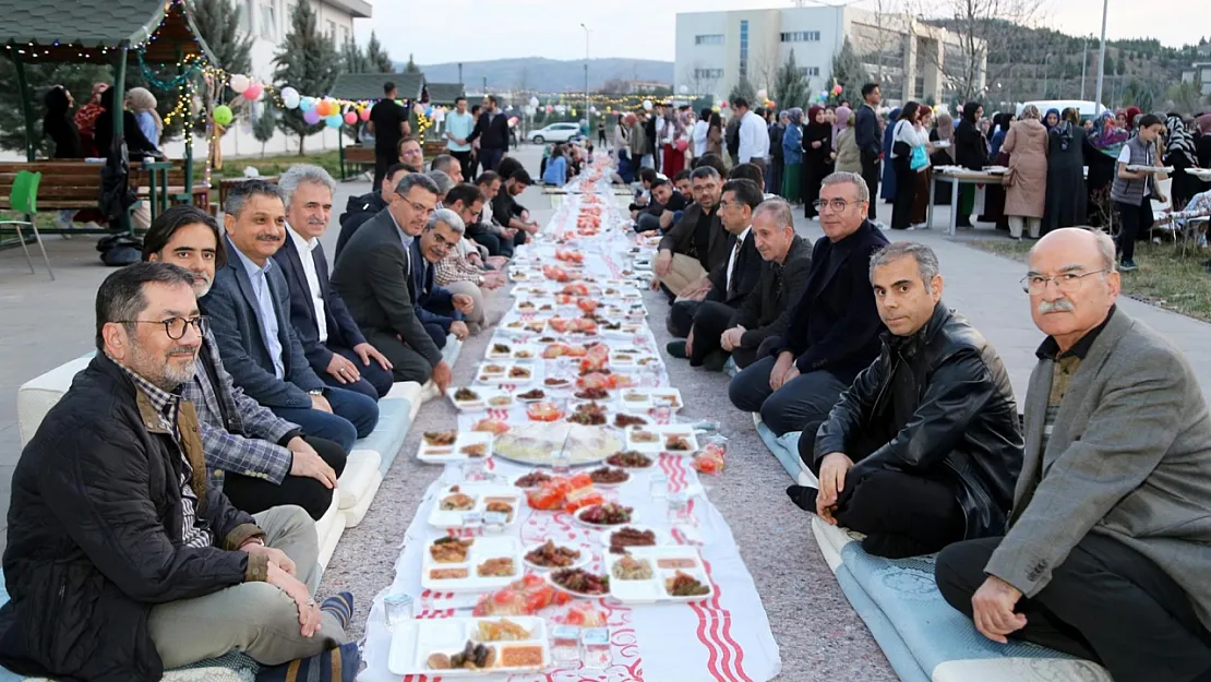 Siirt Üniversitesi Rektörü Prof. Dr. Nihat Şındak, Öğrencilerle ''Anne Yemekleri ile İftar''da Buluştu