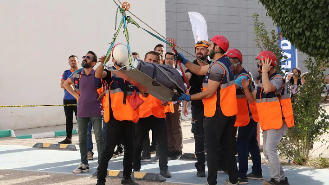 Siirt Üniversitesinde Gerçeği Aratmayan Deprem ve Yangın Tatbikatı Yapıldı