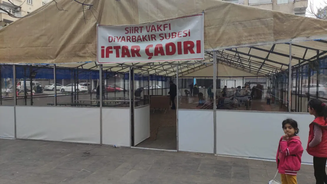 Siirt Vakfının Diyarbakır'da Kurduğu Çadırda Her Gün 3 Bin 500 Kişiye İftar Verilecek