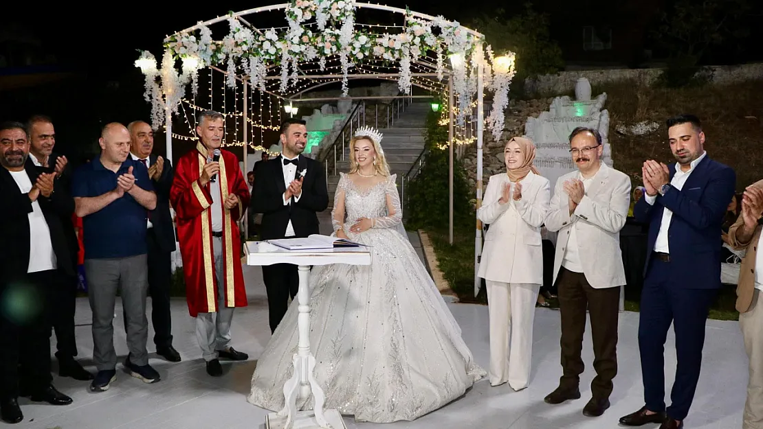 Siirt Valisi Dr. Kemal Kızılkaya, Kardeş ve Özkoyuncu Çiftinin Nikah Şahidi Oldu! Genç Çifte Ömürlük Mutluluk Dileği