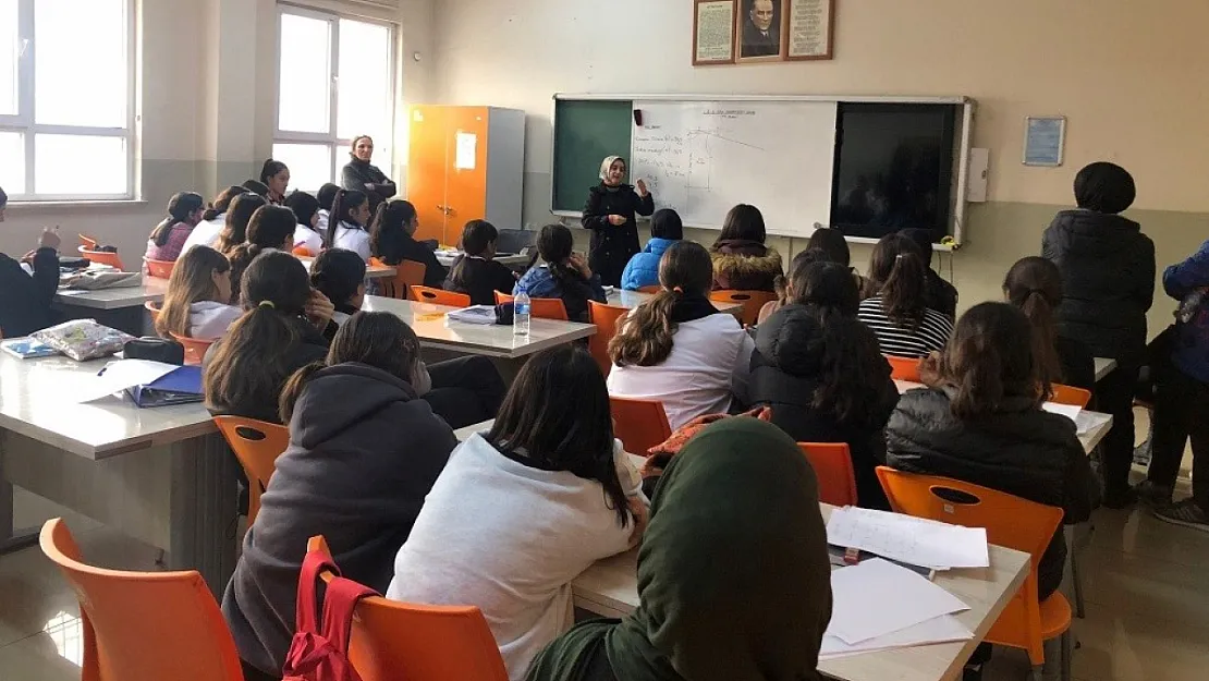 Siirt Zeynep Hatun Lisesi'nde İlham Veren Mezun Buluşması