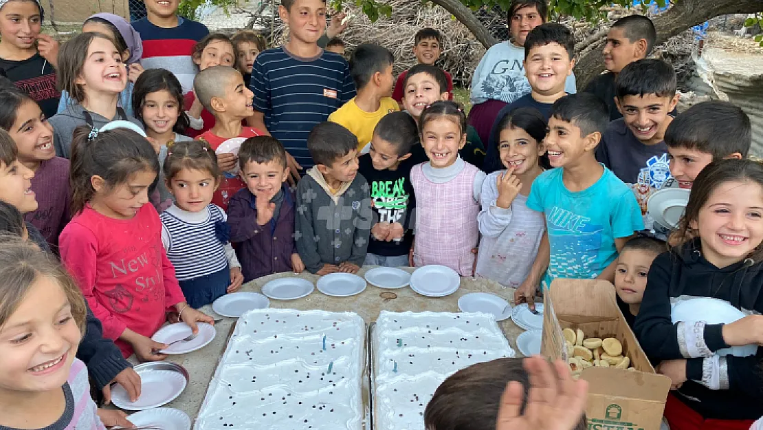 Siirtli Gelin ve Damat Düğün Pastalarını Kesmek Yerine Köy Çocuklarına Gönderdi!