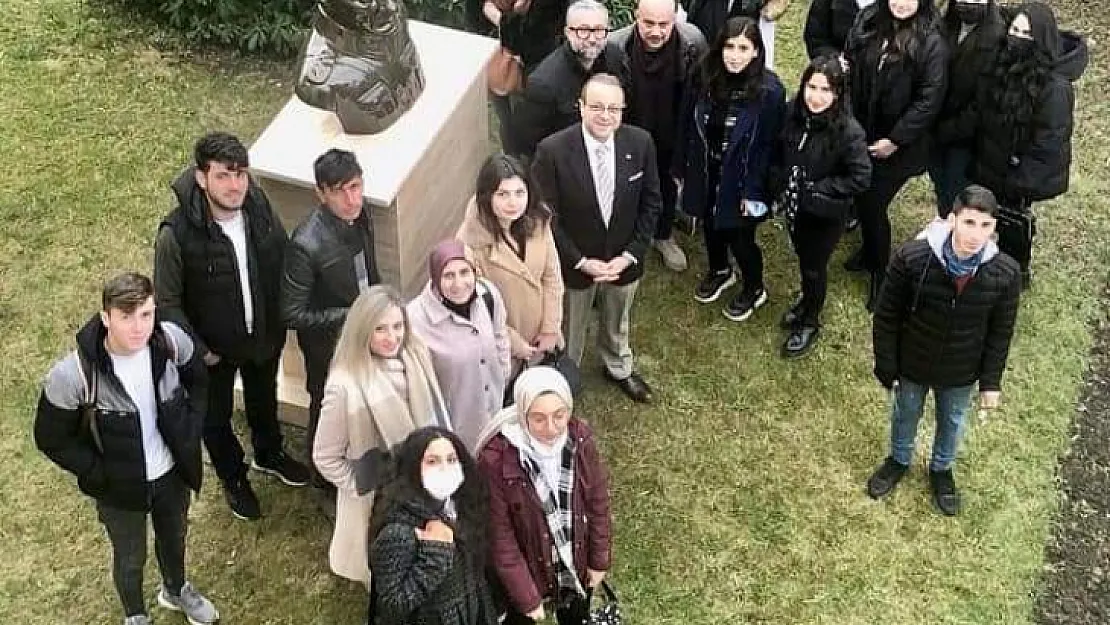 Siirtli Öğrenciler Egemen Bağış'ı Prag'da Ziyaret Etti