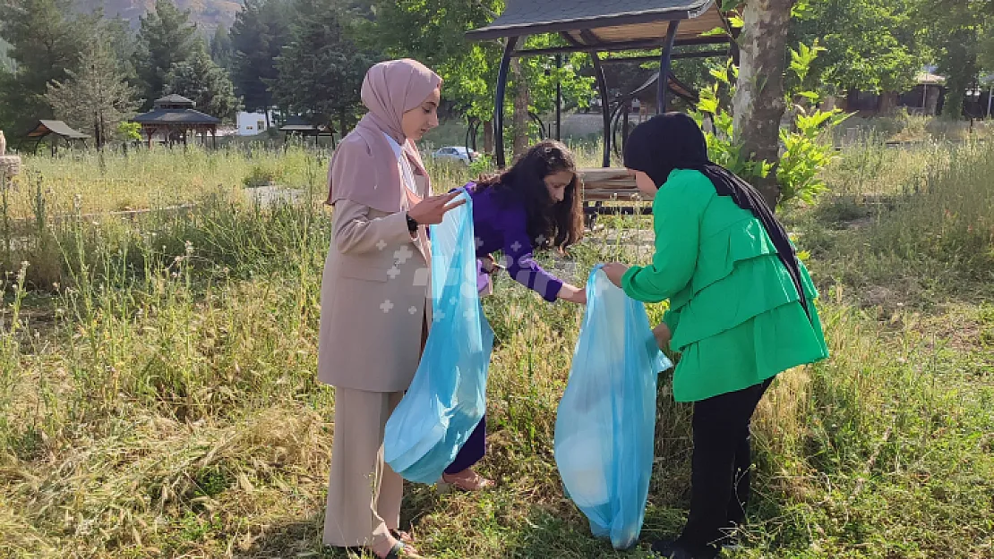 Siirtli Öğrenciler, Kent Ormanına Atılan Çöpleri Temizledi!