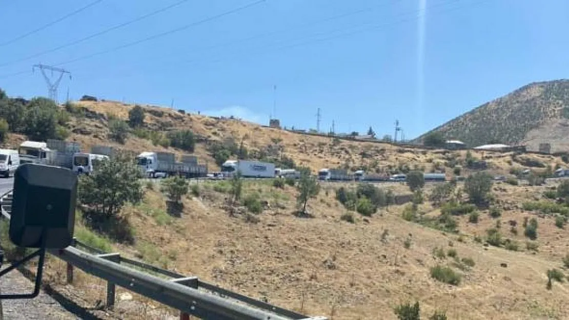 Siirt'te Tırın Devrilmesi Sonucu Yol Ulaşıma Kapandı