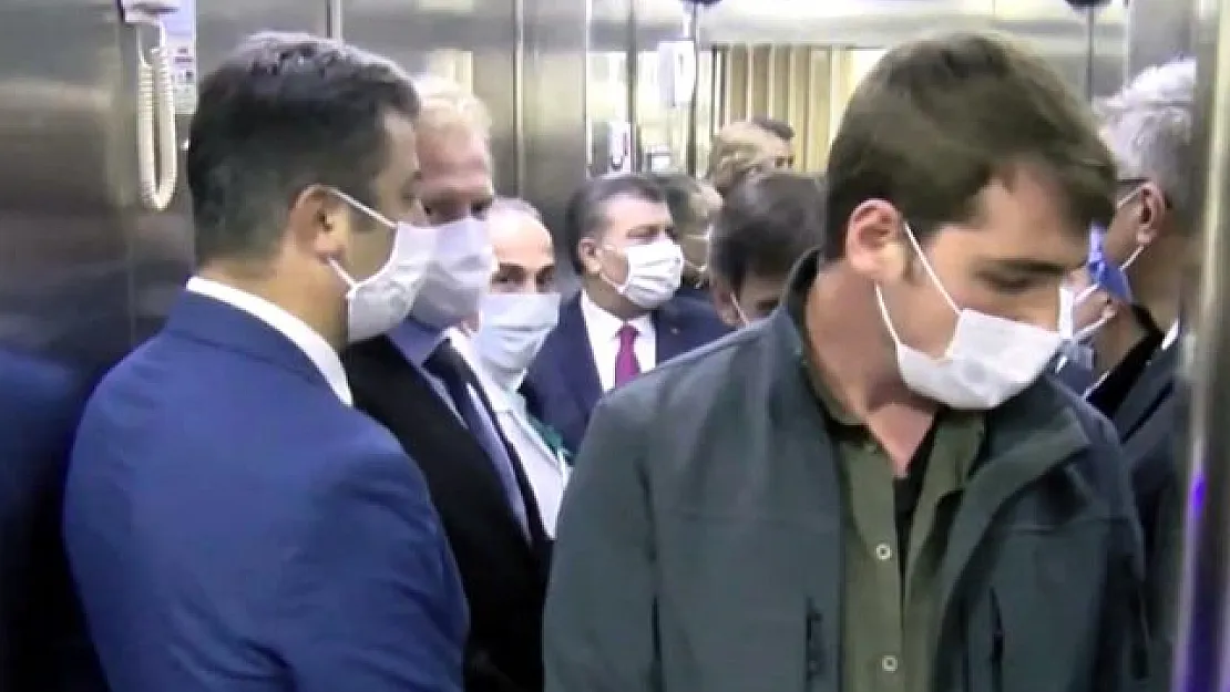 Sosyal mesafe uyarısı yapan Bakan Koca, asansöre 10 kişiyle bindi