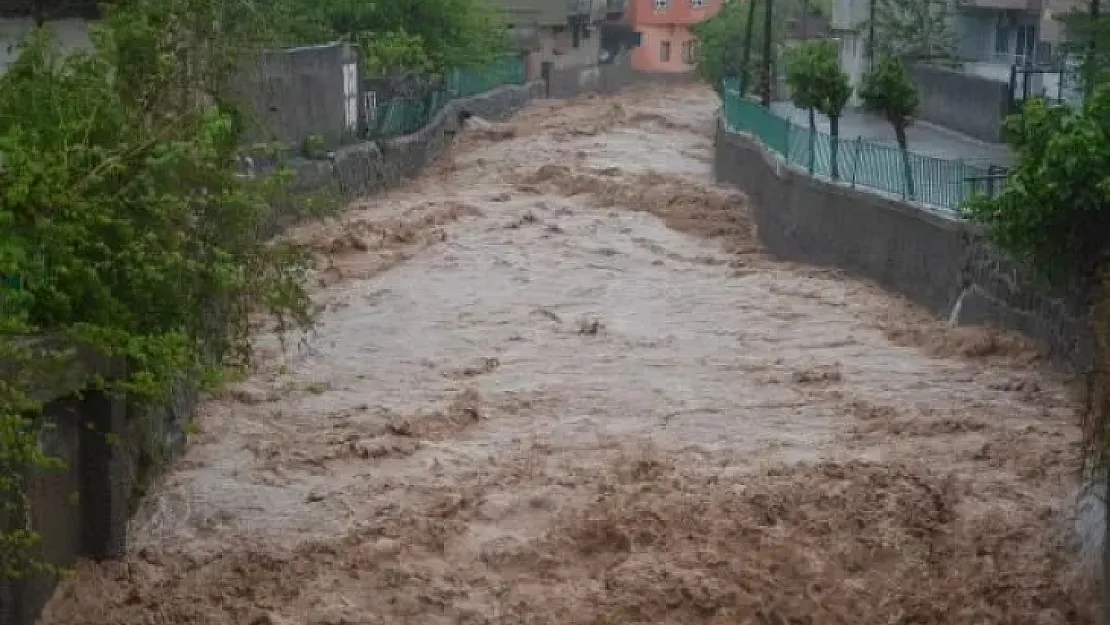 Silopi'de cadde ve sokakları su bastı: Eğitime 1 gün ara verildi