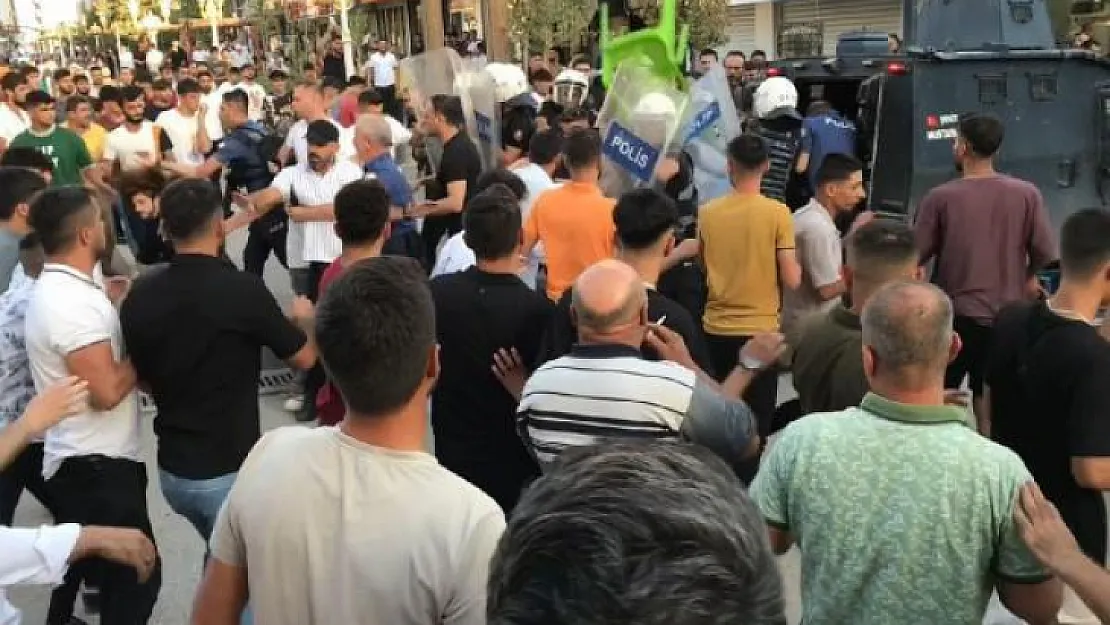 Silopi'de taciz iddiası ortalığı savaş alanına çevirdi, linç girişimini polis önledi