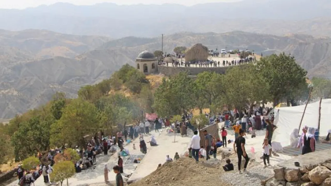 Şırnak'ta 3 asırlık gelenek! Her yıl mezarlıkta bir araya gelip, yemek yiyor, dua ediyorlar