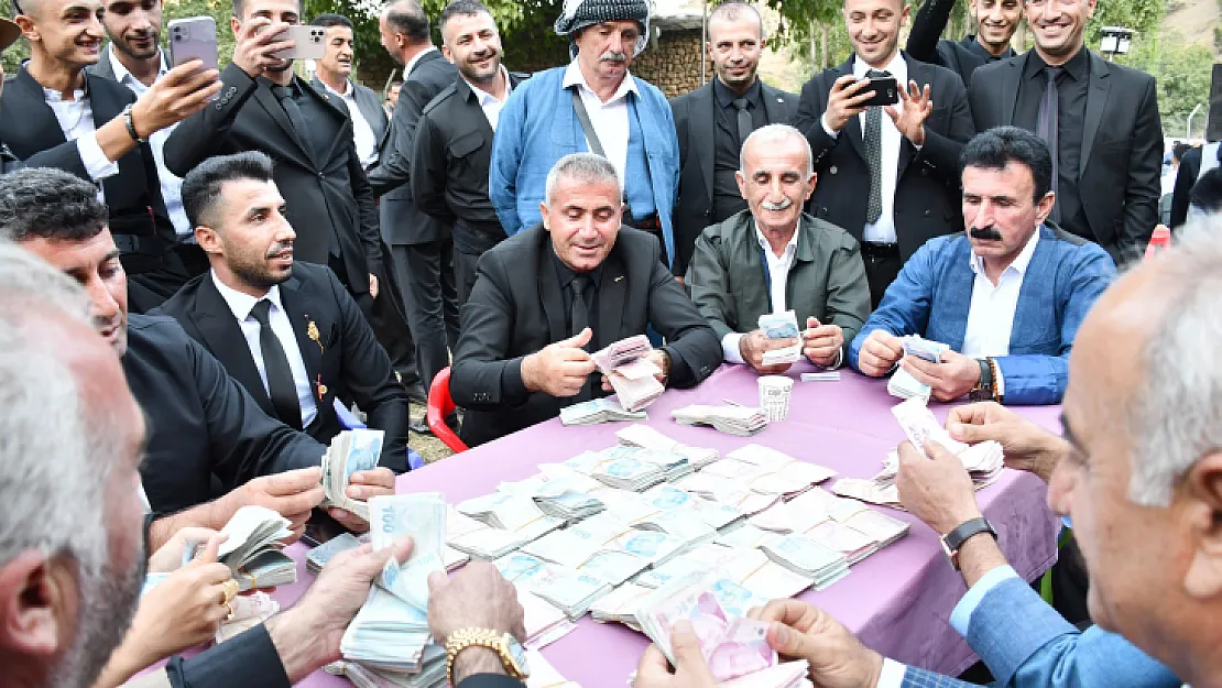 Şırnak'ta aşiret düğünü: 950 kilo et tüketildi, 1 milyon lira takı takıldı