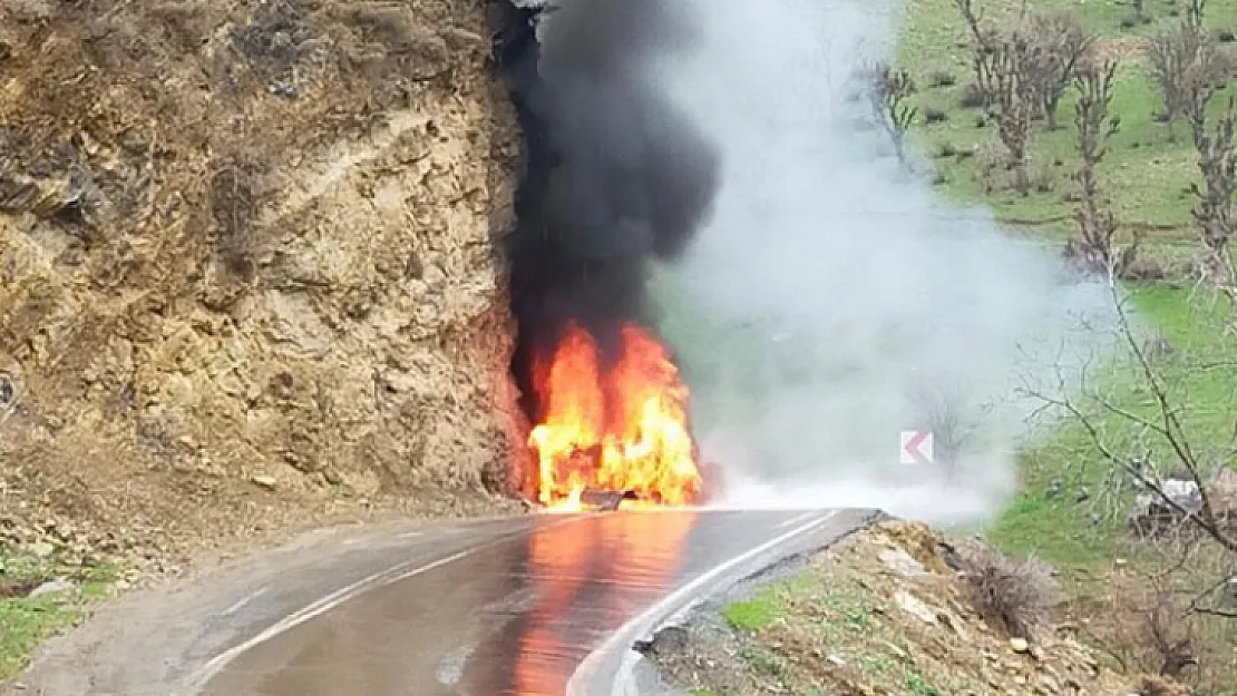 Şırnak'ta beton mikseriyle çarpışan ambulans alevlere teslim oldu