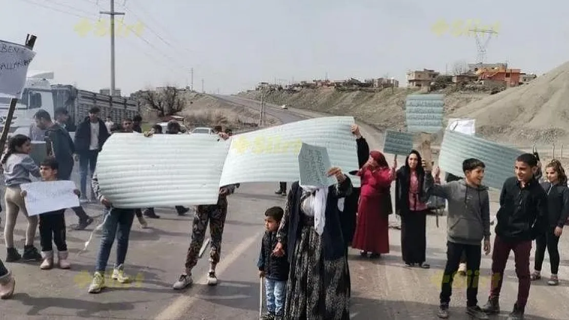 Şırnak'ta bir köyün sakinleri trafik kazalarını protesto için yol kapatma eylemi yaptı