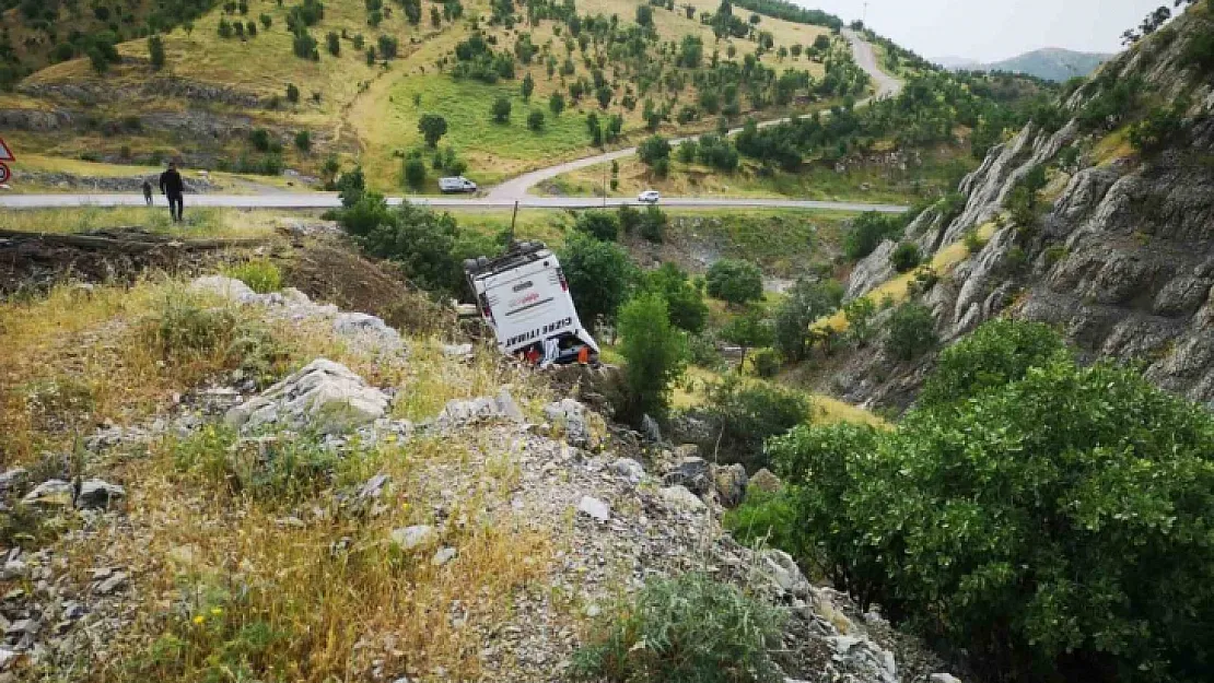 Şırnak'ta otobüs şarampole yuvarlandı: 2 yaralı