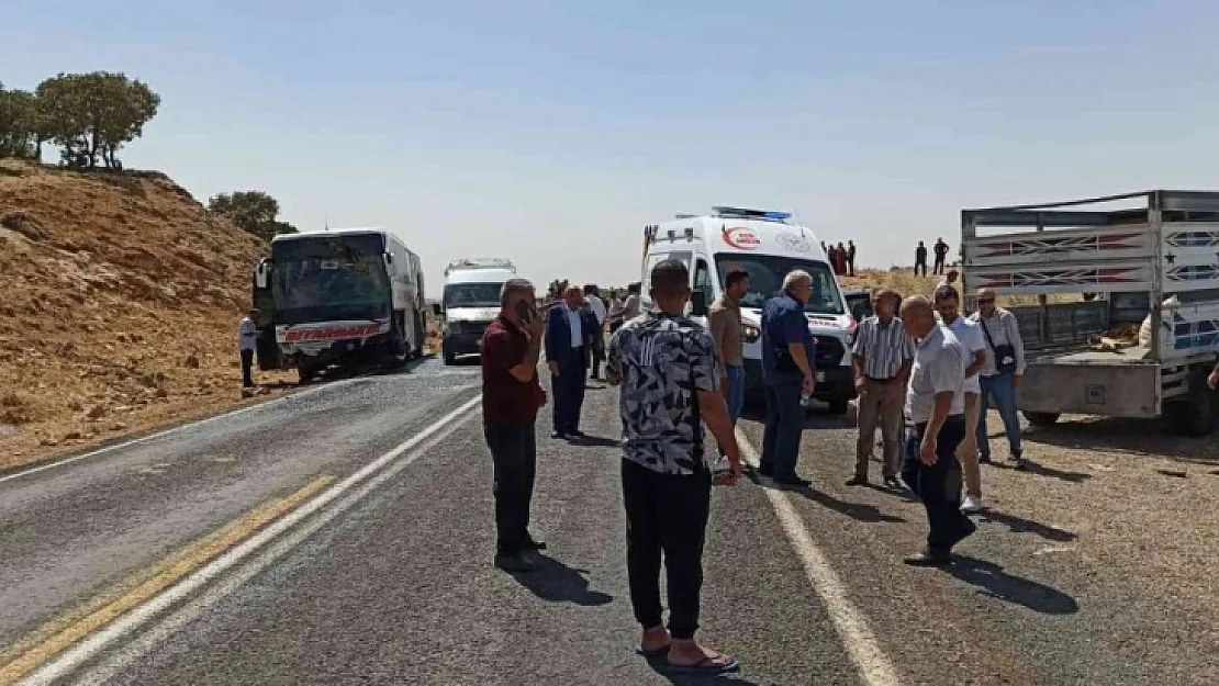 Şırnak'ta yolcu otobüsü ve otomobil çarpıştı, 1 kişi öldü, 12 kişi yaralandı