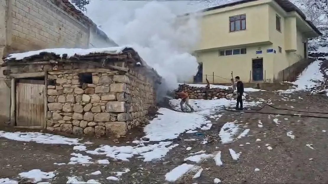 Şirvan'da Ahır Yangını: İtfaiye Ekipleri Müdahale Etti