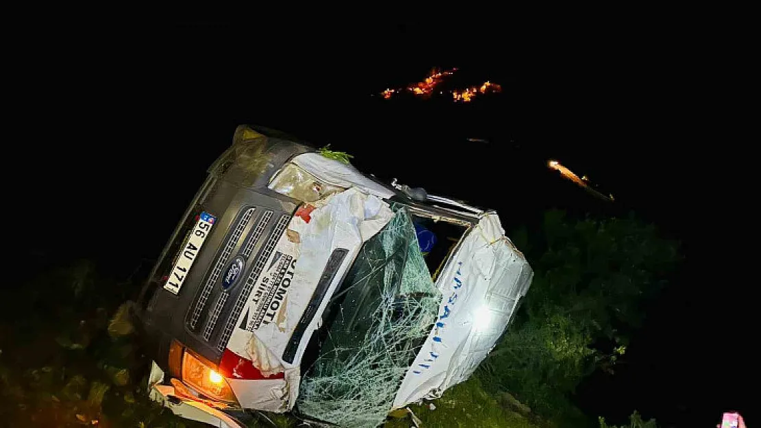 Şirvan'da minibüs şarampole yuvarlandı: 1'i ağır, 3 yaralı