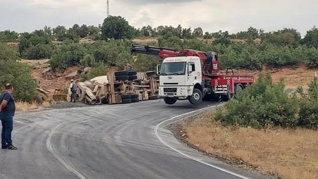 Şirvan-Pervari Yolunda Beton Mikseri Devrildi: Sürücü Hafif Yaralandı