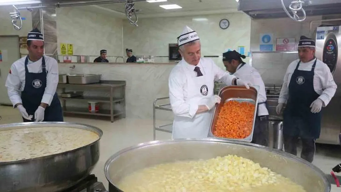 Tahmazoğlu vatandaşlar için kendi elleriyle yemek yaptı