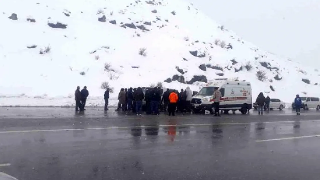 Tatvan'da iki araç çarpıştı: 1 ölü, 4 yaralı