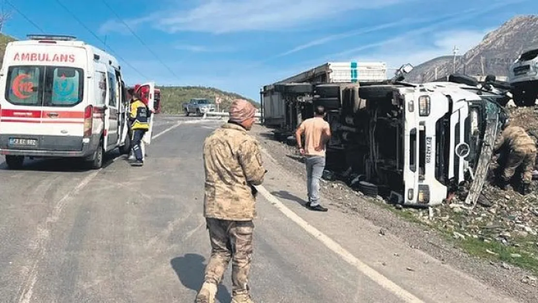 Tır ve hafif ticari araç çarpıştı: 3 kişi hayatını kaybetti