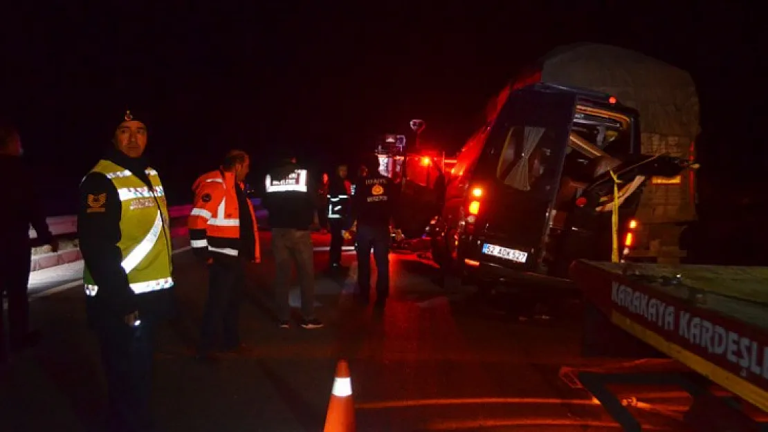 Tiyatro oyuncularını taşıyan minibüs TIR'a çarptı: 3 oyuncu yaşamını yitirdi