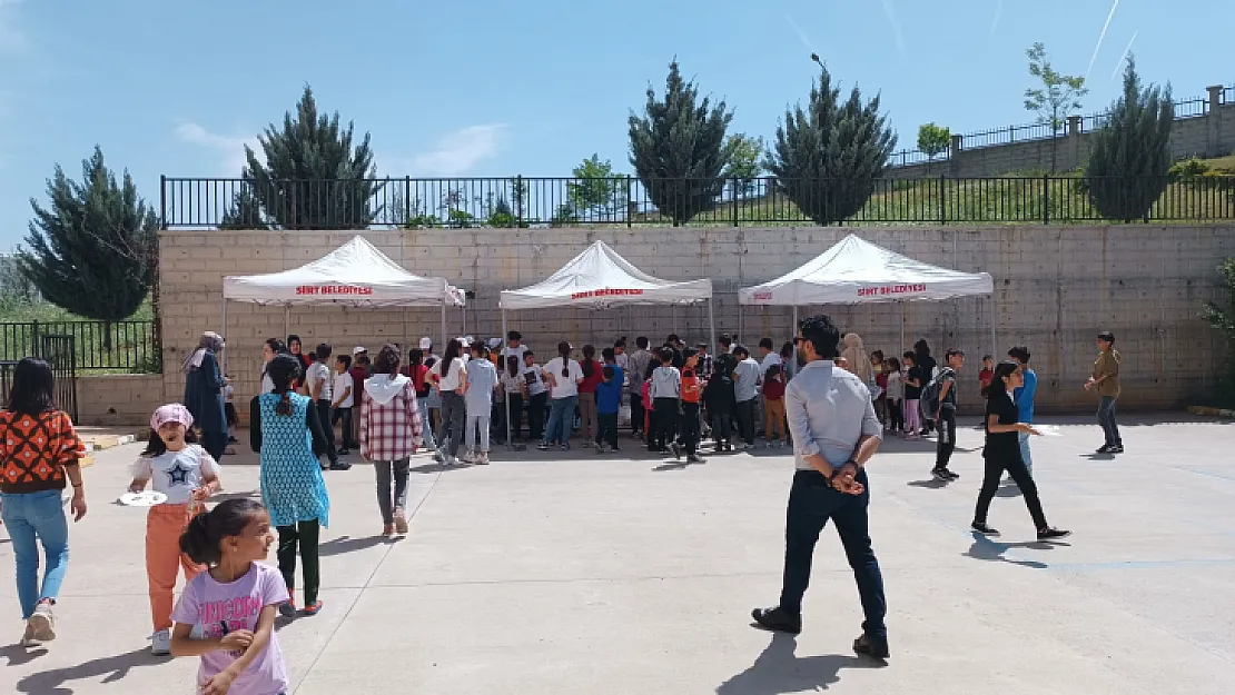 TOKİ Osman Gazi İlk-Ortaokulu Depremzedeler İçin Kermes Düzenledi